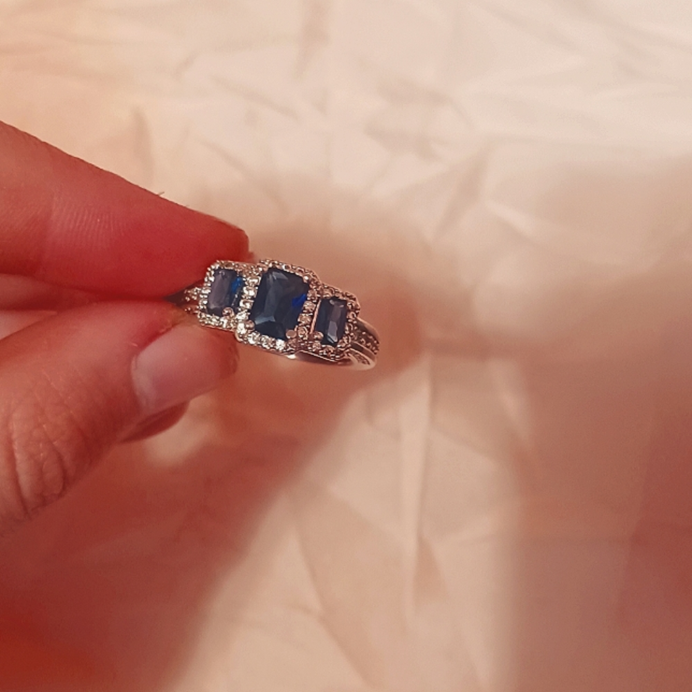 Ring with 3 blue jems